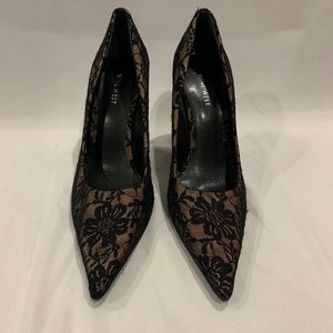 Nine West Black Floral Lace Pointed Pumps Size 10